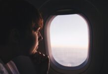 Où part le contenu des toilettes quand on tire la chasse dans un avion?