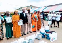 Le ministre Jean Luc Assi remet des foyers écologiques à des femmes d’Alépé